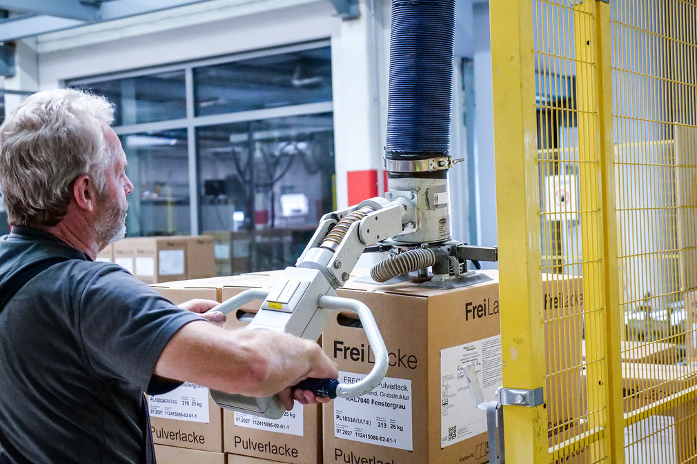 The JumboErgo vacuum tube lifter has a movable operator handle for large stacking heights.